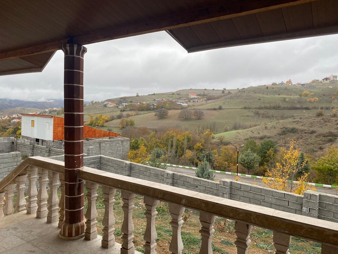 فروش ویلا دو خوابه در دیلمان | 300 متر زمین، 80 متر بنا، ساخت 1404، محصور با دید کوه و جنگل