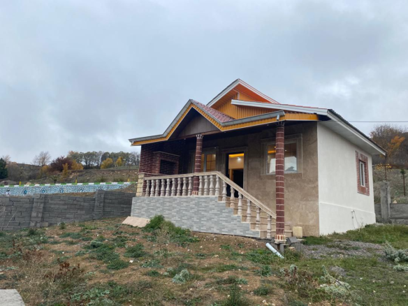 نمای کلی ویلا از بیرون با دیوار بلوکی و محصوریت کامل