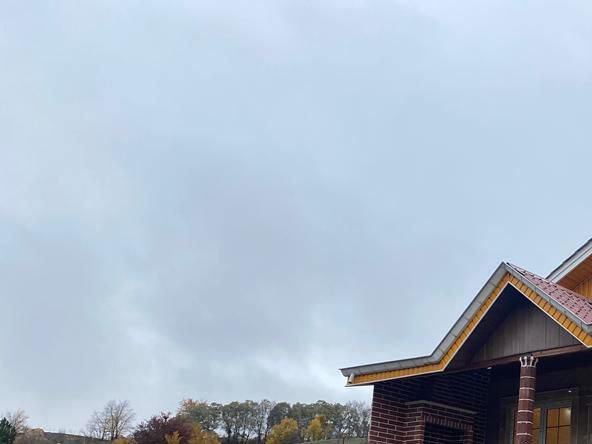 نمای کلی ویلا از بیرون با دیوار بلوکی و محصوریت کامل