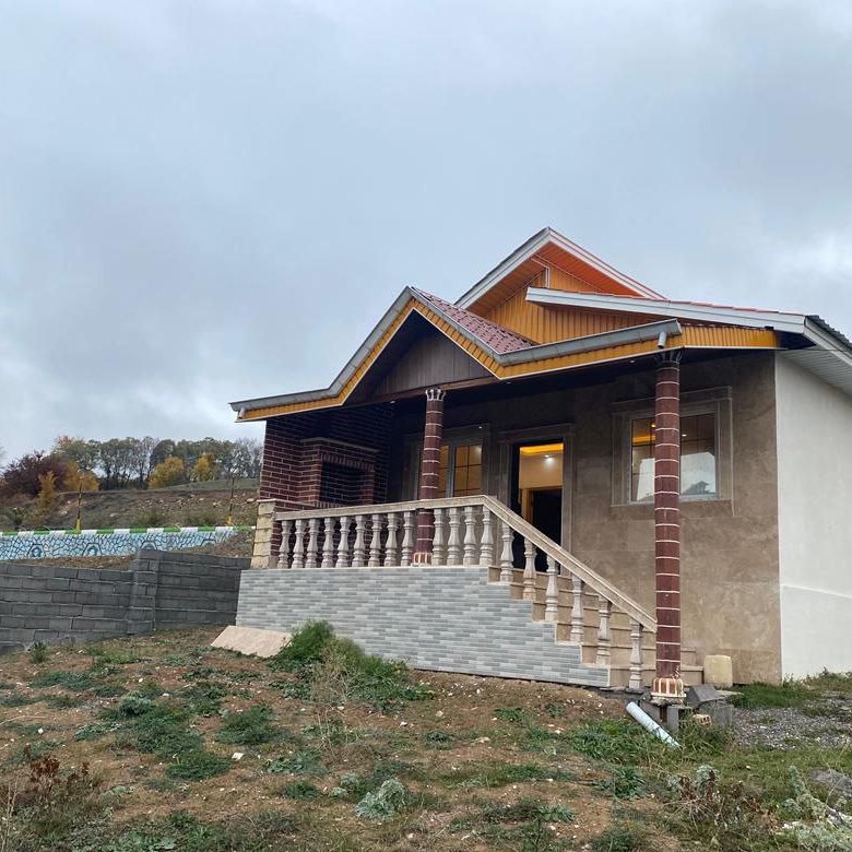 نمای کلی ویلا از بیرون با دیوار بلوکی و محصوریت کامل